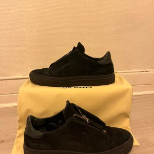 Arigato skor - Säljer nu mina svarta limiterade arigato skor pågrund av att de inte kommer till nån användning. Skorna har en stilren design och är tillverkade i mocka. Perfekta för en avslappnad stil. Hör gärna av er!🕺 OPS, original lådan finns tyvär inte bara dustbagen.