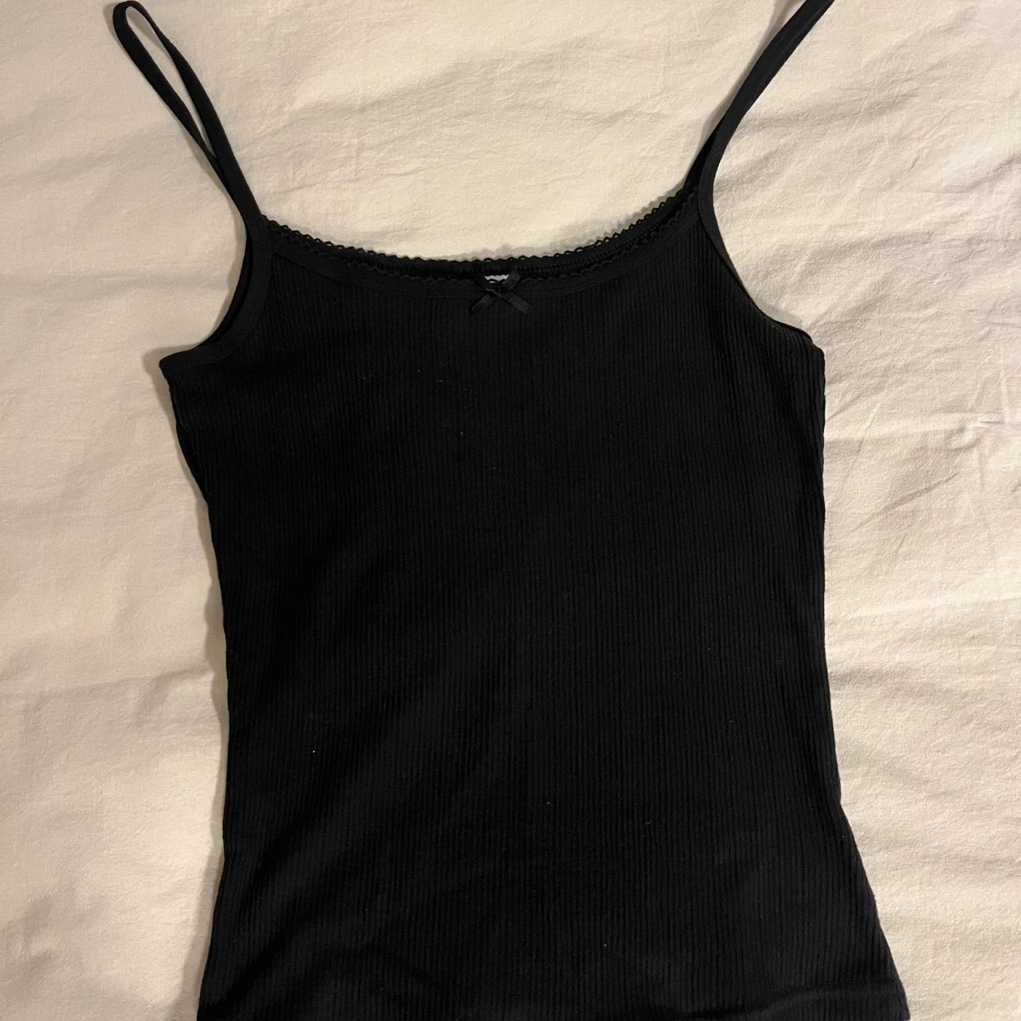 Linne med spets och rosett