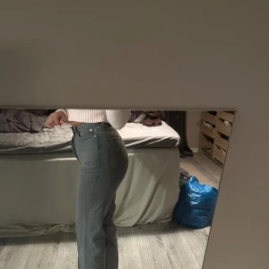 Grå högmidjade jeans - Grå jeans med hög midja från Weekday i strl 25!