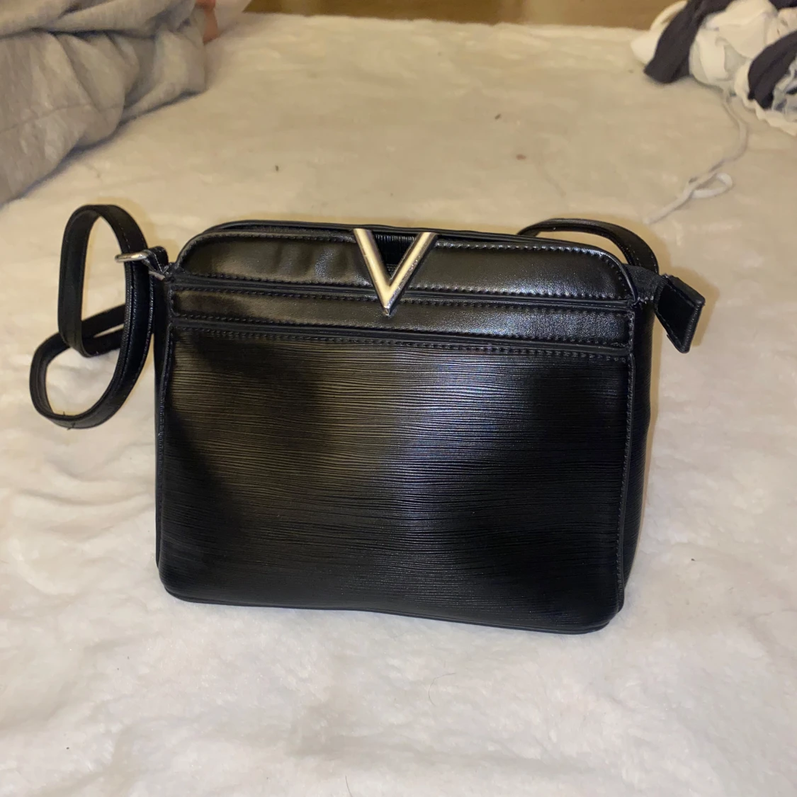 Svart axelväska med V-detalj - 90