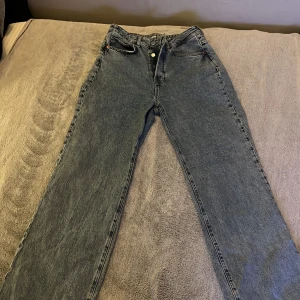Blå jeans med regular wide fit - Snygga blå jeans från bik bok med en regular wide passform. Klassisk design med fem fickor och knappgylf. Perfekta för en avslappnad stil.