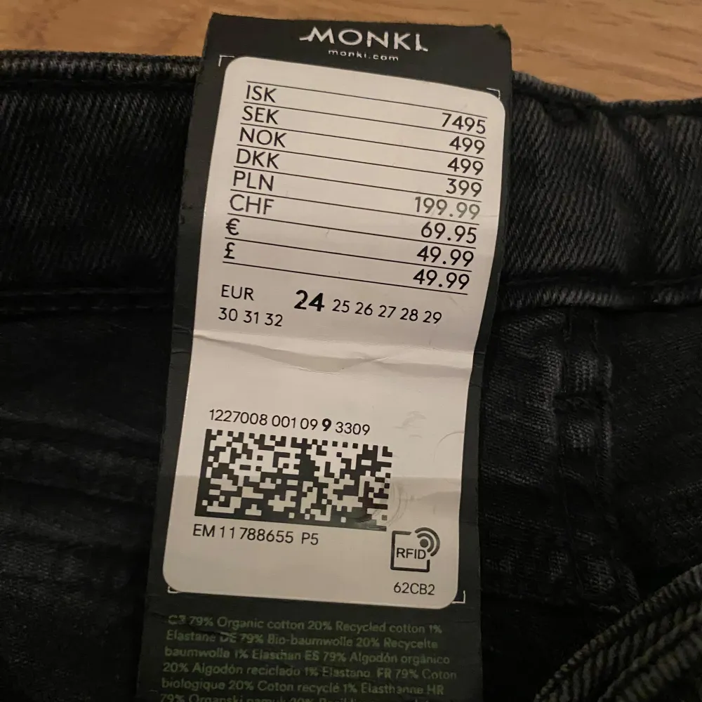 Snygga svarta jeans från Monki med en klassisk design. De har en rak passform och är tillverkade i en bomullsblandning för extra komfort. Perfekta för en stilren look.. Farkut & Housut.