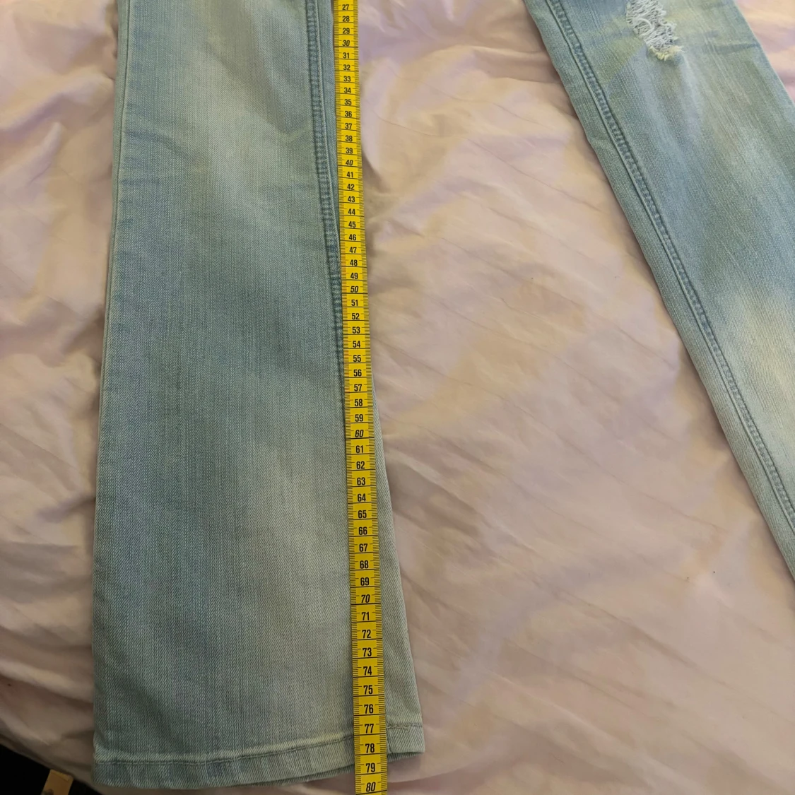 Ljusa blåa jeans med slitningar - 92