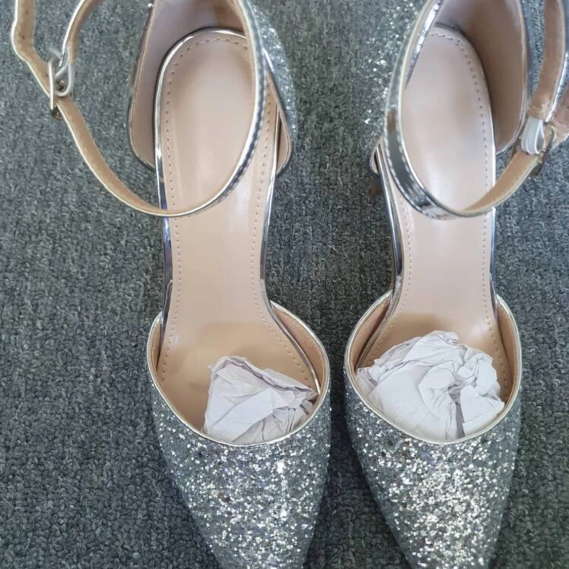 Glittriga silverpumps med ankelrem - 90