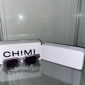 CHIMI 04 Grey - Tjena! Säljer dessa sköna solglasögon från CHIMI. Det är modell 04 i färgen grå. Passar både killar och tjejer!                                                                                 Ny skick aldrig använda kvitto tillkommer om önskat!                                                                                         Priset kan diskuteras vid en snabb affär!                      Frågor eller funderingar är det bara att höra av sig.      Mvh Alexander