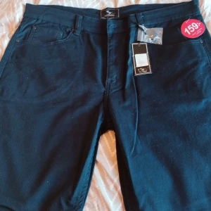 Mörkblå byxor från Carol Wiliam “casels” - Snygga mörkblå byxor från Carol Wiliam “casels”  I twillmaterial. De har en klassisk femficksdesign och stängs med dragkedja. Perfekta för en stilren look.