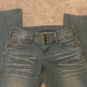 Ljus blå bootcut jeans - ‼️KMR SLUTA SÄLJA PÅ PLICK SÅ DESSA JEANS KMR FINNAS PÅ VINTED OM 3 DAGAR‼️Snygga lowwaist jeans med bootcut/straight modell😍Är i mycket bra skick, storlek 38💕 Skriv gärna för mått och mer bilder🥰Midjemått:40,5cm Innerbenslängd:82cm