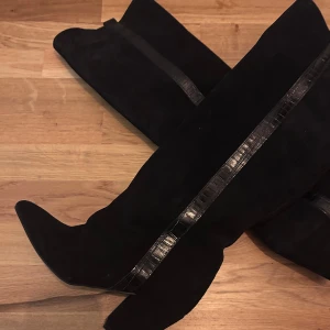 Bonn Boots Twist & Tango - Populära Snygga svarta stövlar i mocka från Twist & Tango. Endast använda vid 1 tillfälle. Nypris: 3599kr