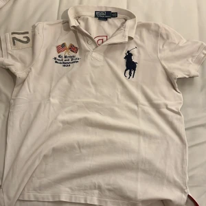 Cheif keef big pony ralph lauren piké - Hej, säljer en vit ralph Lauren pike i storlek L tröjan är i väldigt bra skick och har nästan aldrig kommit till någon använda priser grå att diskutera vid snabb köp mvh David