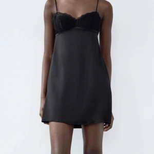 Klänning - Säljer denna jättefina klänning från zara som är slutsåld på hemsidan. Den är i storlek M men mindre i storleken så passar S! Säljer för 300 kr❤️❤️aldrig använd! Klicka på ”köp nu” om du vill köpa🥰