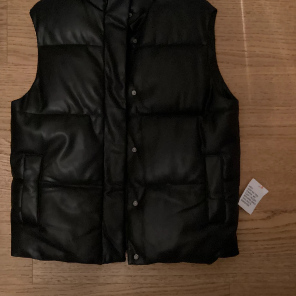 Svart dunväst från ASOS DESIGN