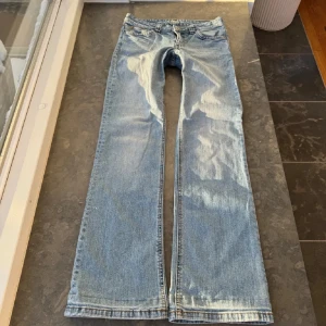 Lågmidjade jeans  - Snygga lågmidjade jeans💞😇inervensmåttet är 81 och midjemåttet är 37💗tryck på KÖP NU om ni vill köpa.