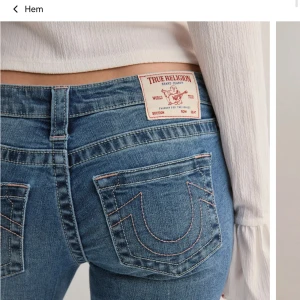 Blå jeans från true religion - Säljer dessa jätte snygga jeans från try religion. Dom är i bra skick. Pytte lite slitna längst ner då de är för långa för mig, är 1,60. skriv vid fler frågor eller bilder.