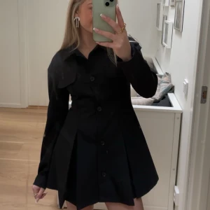 Kostymklänning🖤 - Säljer denna assss snygga figursydda kostymklänning från peppermayo! 😍😍Aldrig använd nånstans så den är helt ny!🙏🏼 inga defekter eller något. Nypris ligger runt 1200 därav mitt pris på 700kr