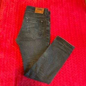 Tommy Hillfiger jeans  - Tja! Säljer nu mina jeans från T.H pga att de inte passar längre. Det är i slim och passar personer som är 175-180. Tveka inte på att kontakta om du har frågor eller funderingar 😊