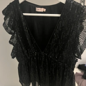 Nelly topp - använd 1 gång, jätte fin, brukar ha s men tog denna i L då modellen är väldigt kort och storleken passade som en s/m enligt mig!