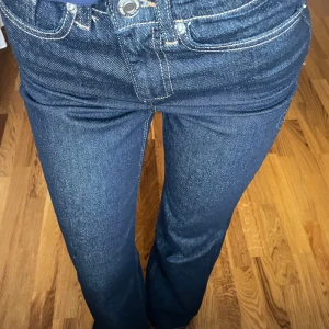 Mörkblå jeans - Snygga mörkblå jeans med klassisk femficksdesign och kontrastsömmar. De är högmidjade med vida ben. I nyskick. 