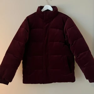 Carhartt jacka  - LAYTON JACKA från Carhartt WIP Amarone  SLUTSÅLD  Mörkröd/vinröd Stängning: Dragkedja Mönster: Vanligt  Detaljer: Varmt foder, täckt stängning, istopp, fickor, fodrad stängning, fodrad krage  Perfekt för vintern Mycket bra skick Endast använd ett fåtal gånger  Storlek XS - S Unisex  Ursprungligt pris 3 745:- (SEK)  Tillverkad av midvikts stretchmanchester och är fylld med fuskdun för värme. Den är också fodrad med nylontaft. Manchester har en räfflad textur som kan verka ojämn på grund av fibrer