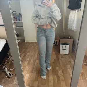 Ljusblå jeans med bootcut - Snygga ljusblå bootcut jeans, jag har sytt dom mer lågmidjade men dom sitter fortfarande som en 34. Har en defekt på ena skärp hylsan som säkert går att sy igen💗💗