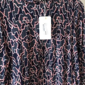 Mönstrad topp från Dobber - Snygg topp från Dobber med ett unikt mönster i marinblått och rosa. Perfekt för att ge din outfit en färgklick. Toppen har en bekväm passform och är tillverkad i ett mjukt material.