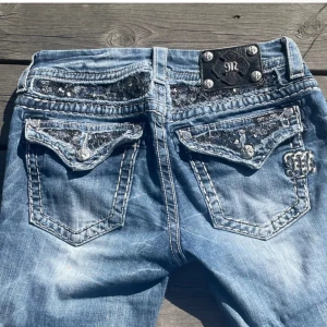 Miss me - As feta miss me jeans som har ett fixat hål som inte syns. Dem är lågmidjade bootcut, använda ett par gånger men är i bra skick. Midjemått tvärs över 37cm och innebensmått 83cm. Pris kan diskuteras!💞