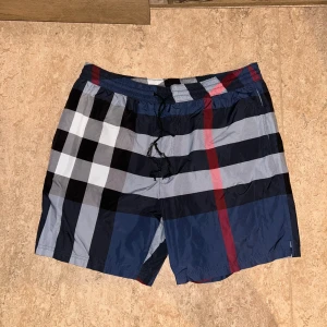 Burberry Shorts - Bad shorts i storlek XL men små i storleken. Aldrig använda 