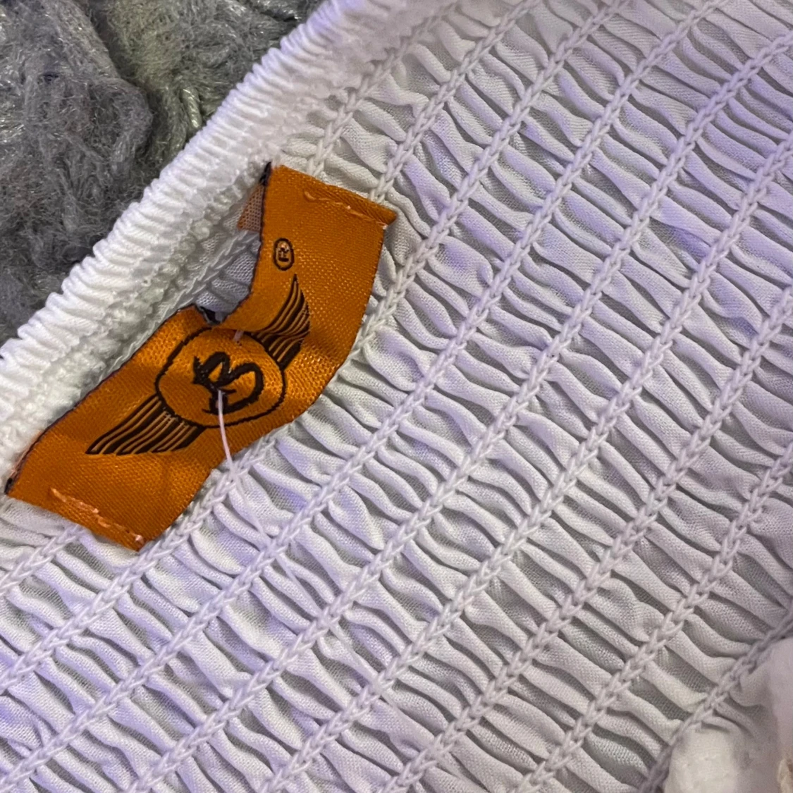 Beige och vit klänning med spetsdetaljer - 90