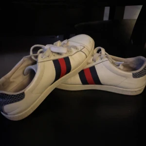 Gucci ace skor - Säljer mina Gucci ace skor för använder dom inte längre. Skriv i dm för funderingar eller mer bilder🙌🙌 pris kan diskuteras vid snabb affär