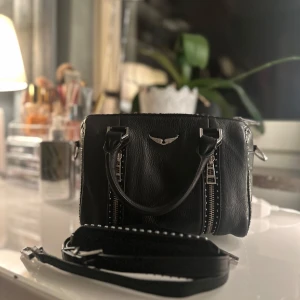 Zadig & Voltaire väska - Sunny Xs Stud Bag. Superfin handväska med avtagbar axelrem och små handtag. Andvänd ett fåtal gånger och i nyskick, inga defekter. Inköpt på Jackie 