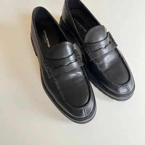 Svarta loafers från Vagabond (Johnny 2.0) - Snygga svarta loafers från Vagabond i skinn. Helt oanvända. Nypris 1600kr. Helt slutsålda på hemsidan. 