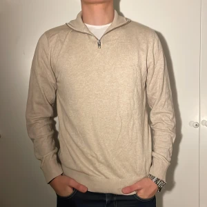 Beige quarter zip från Jack&Jones - Säljer min smått använda quarter zip från Jack&Jones.