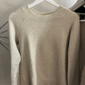 Stickad tröja - Fin stickad tröja ifrån vero Moda, har ett litet hål men syns knappt