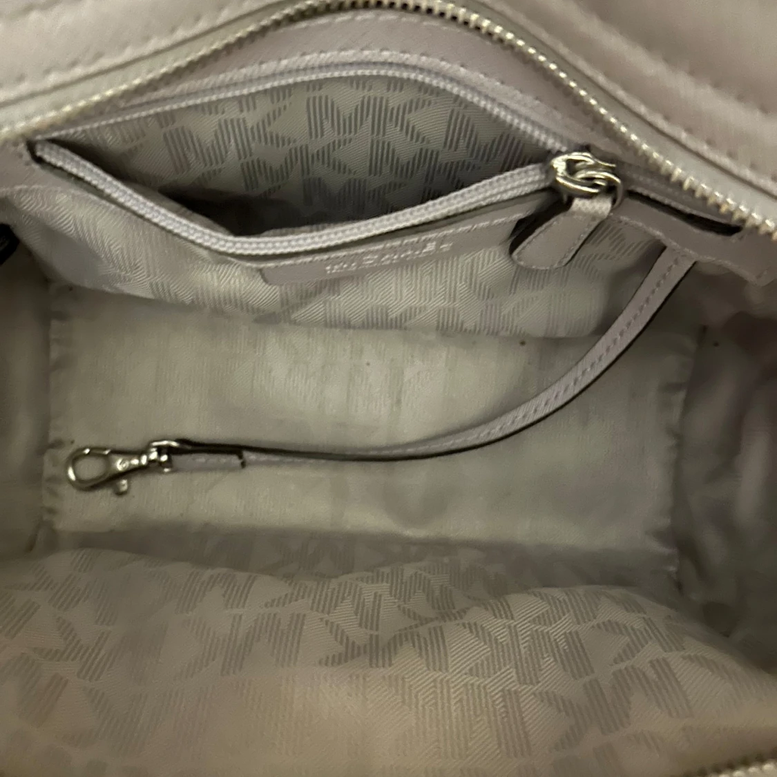 Grå axelväska från Michael Kors - 3