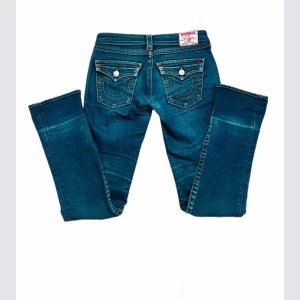 True religion jeans - Jeans från true religion i modell billy, de är straight/bootcut. Midjemått tvärs över är 39 cm och innerbenslängden är 84 cm. Lite slitna på fickorna och bak på benen men i övrigt i fint skick. Använd köp nu!💞