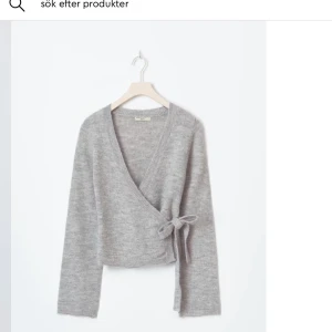 Grå omlottkofta med knytband - Snygg kofta från Gina tricot som jag säljer för att den aldrig kommer till använding och den är helt oanvänd💓 kom privat för frågor eller fler bilder🫶🏻