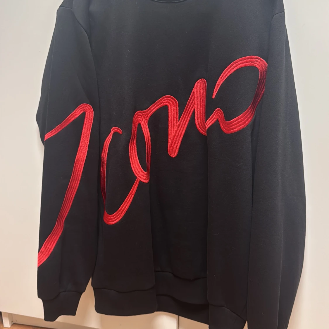 Svart sweatshirt med röd text - 2