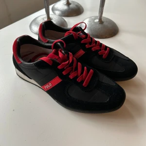 Ralph Lauren Polo sneakers  - Super fina svart och röda skor, knappt använda ser helt nya ut ❤️😘