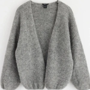 Grå stickad kofta från Lindex - Superfin och bra skick! Mycket att ge, något nopprig men inget som direkt märks av 💕 Strl M/L men sitter mer som en S! Slutsåld & trendig 