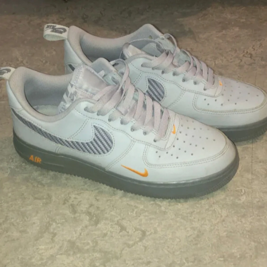 Grå Nike Air Force med orange detaljer