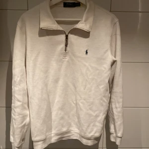 Ralph lauren halfzip  - Säljer en fet halfzip från raplh lauren som är i väldigt bra skick. Det finns tags med. Om du har frågor eller funderingar så tveka inte att höra av dig. Billigare vid snabb affär.