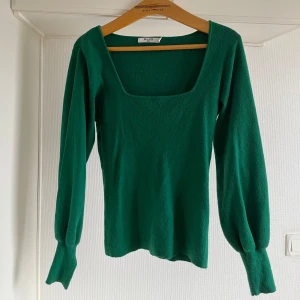 Grön långärmad topp från NA-KD M - Snygg grön långärmad topp från NA-KD med fyrkantig halsringning. Perfekt för att lägga till en färgklick i garderoben. Den har en elegant och stilren design som passar till många olika outfits.