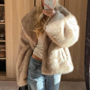 Beige pälsjacka - STEPHANIE FAUX FUR JACKET IN BEIGE - storlek 36. Som helt ny då den endast är använd en gång! Inköpt nu i januari för 1800kr.