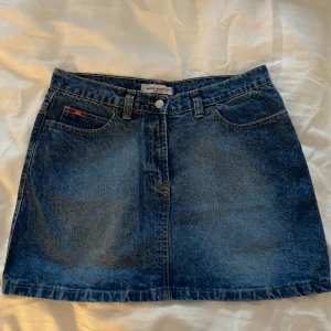 Minikjol från Miss Sixty - Söt minikjol från Miss Sixty, väldigt early 00s och riktigt kort 🥰💖 Storlek XL men absolut mer som M-L. 🌸Riktigt jeanstyg, ingen stretch. Superfint skick!! 