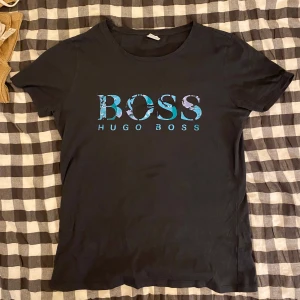 Hugo Boss T-shirt - Uppskattar till storlek XS.
