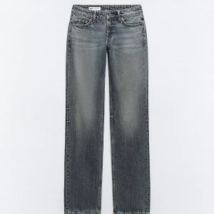 Raka jeans - Raka jeans från zara, använda fåtal gngr så i mycket bra skick!💕