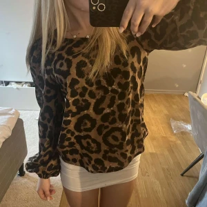 Leopardmönstrad blus - Trendig leopardmönstrad blus med långa ärmar och en lös passform. Perfekt för att ge en djärv touch till din outfit.
