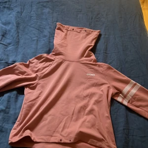 Rosa hoodie från Stronger - Säljer en rosa träningshoodie från stronger i storlek xs. Använd men i bra skick. 