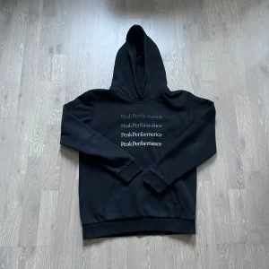 Svart hoodie från peak performance - Säljer nu denna feta hoodie från Peak Performance | Storlek 170 | Skick 9/10 | Nypris 999kr | Mitt pris 229kr | Vid frågor eller funderingar är det bara att höra av sig. Priset är diskutera att vid snabb affär!
