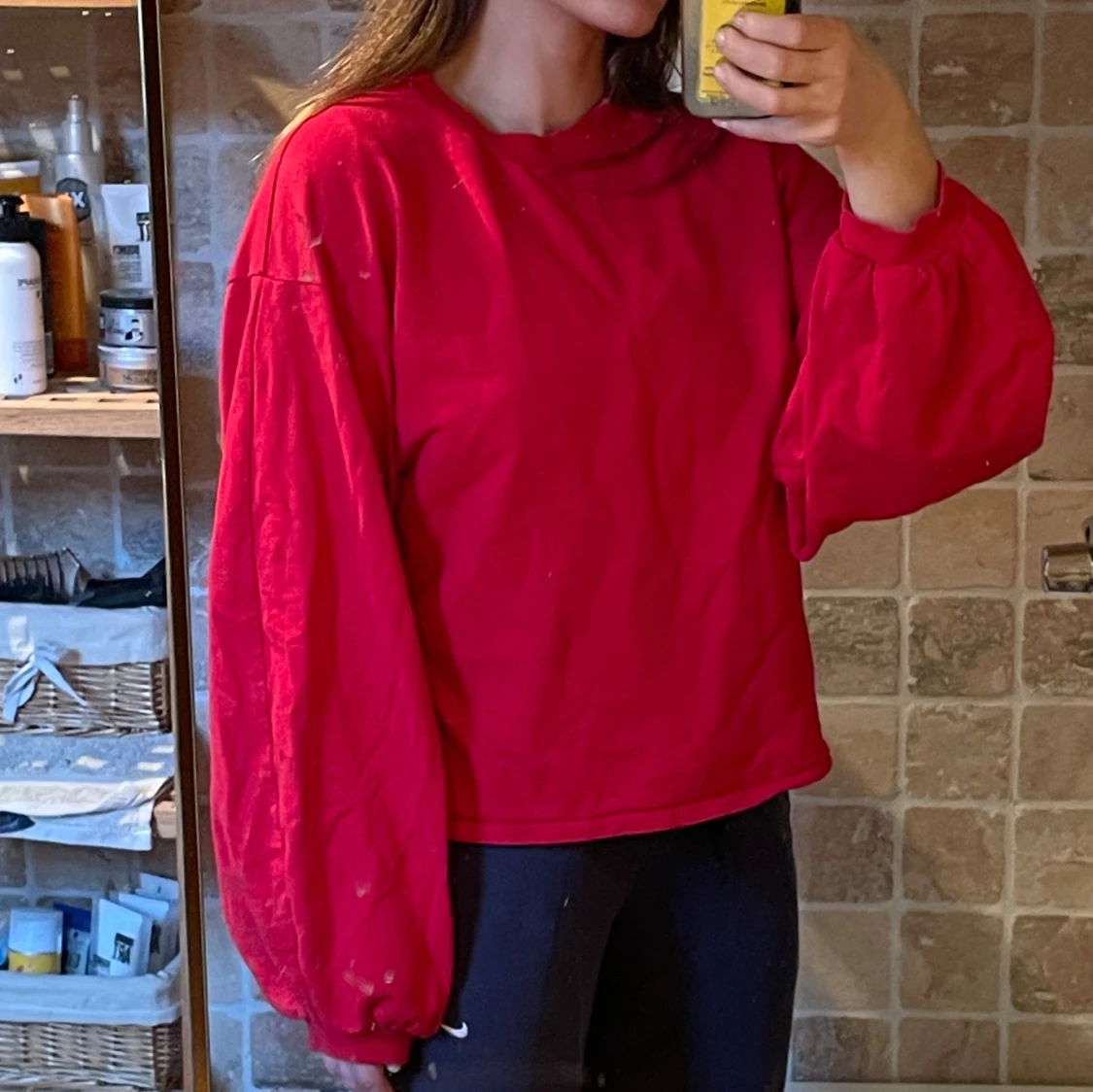 Röd tröja med ballongärmar