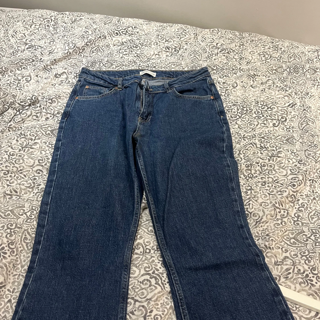 Blå jeans med bootcut